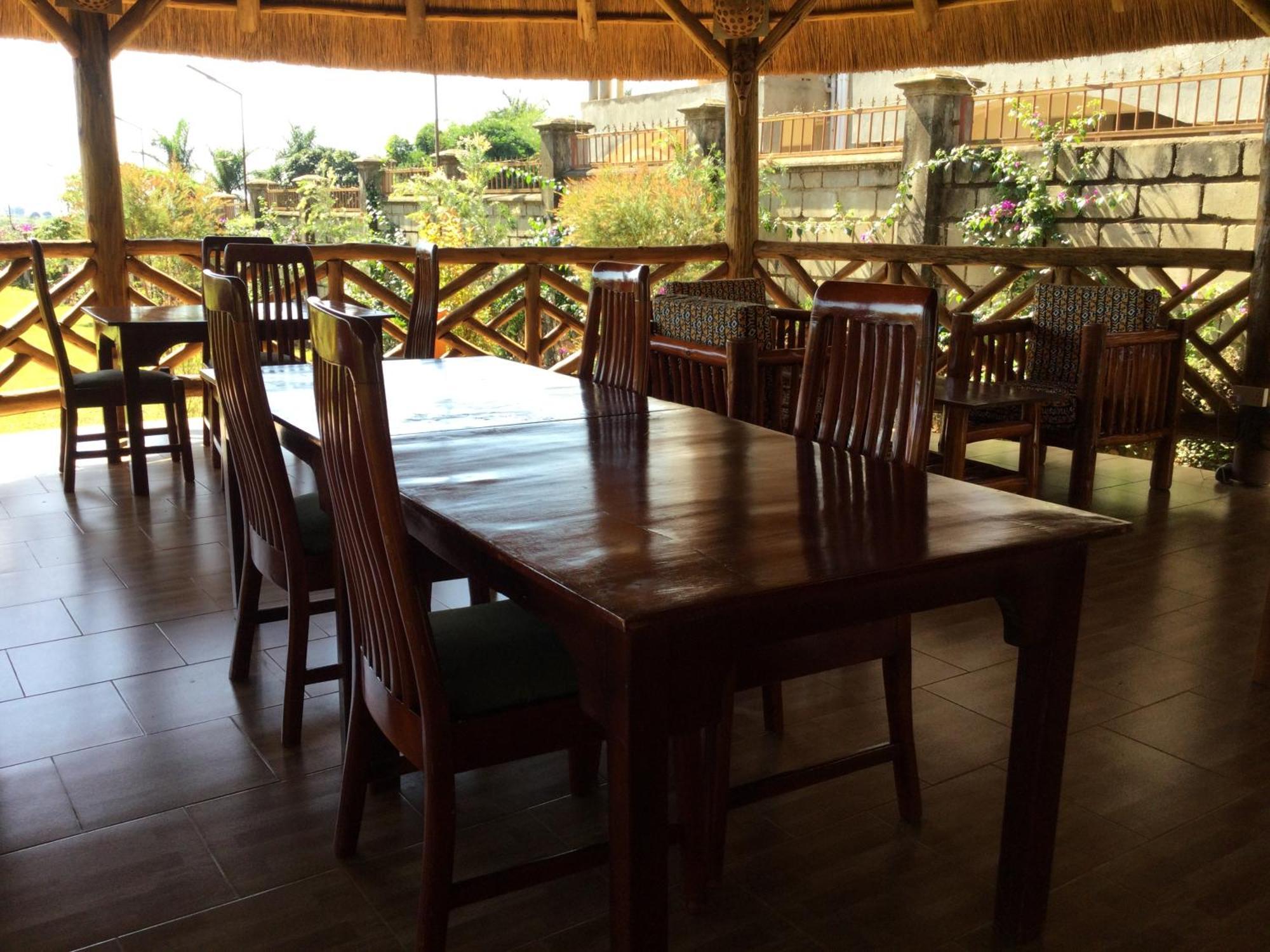 African Roots Guesthouse אנטבה מראה חיצוני תמונה