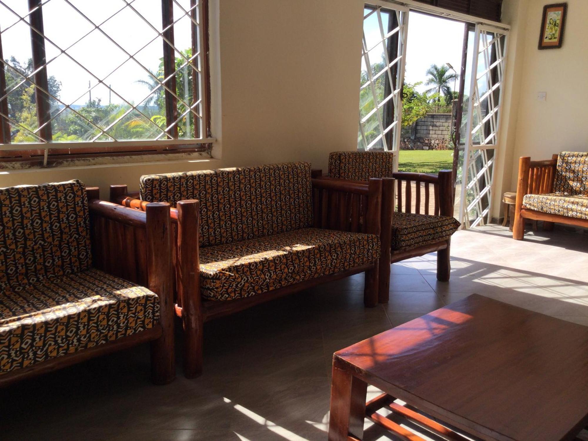 African Roots Guesthouse אנטבה מראה חיצוני תמונה