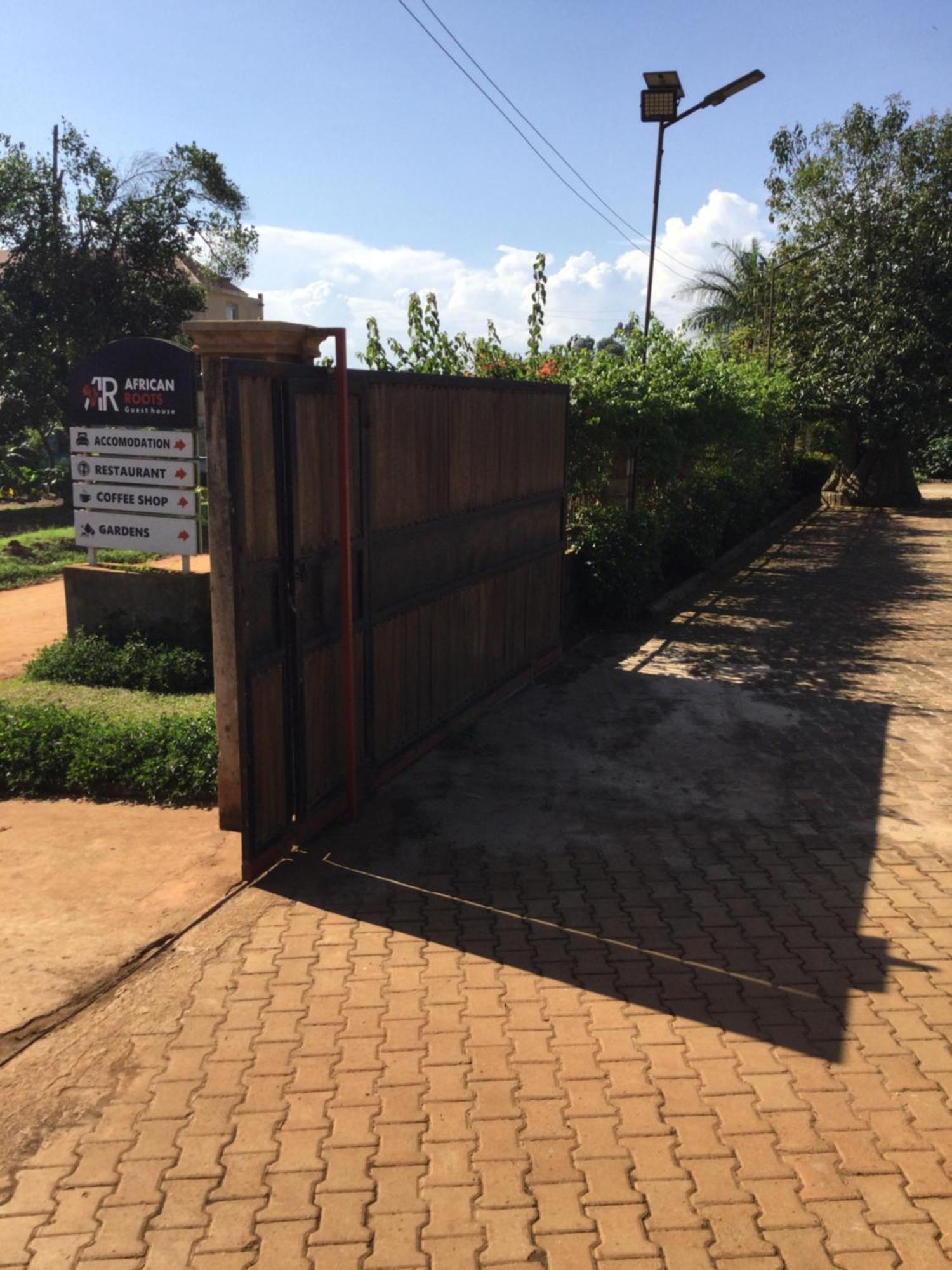 African Roots Guesthouse אנטבה מראה חיצוני תמונה