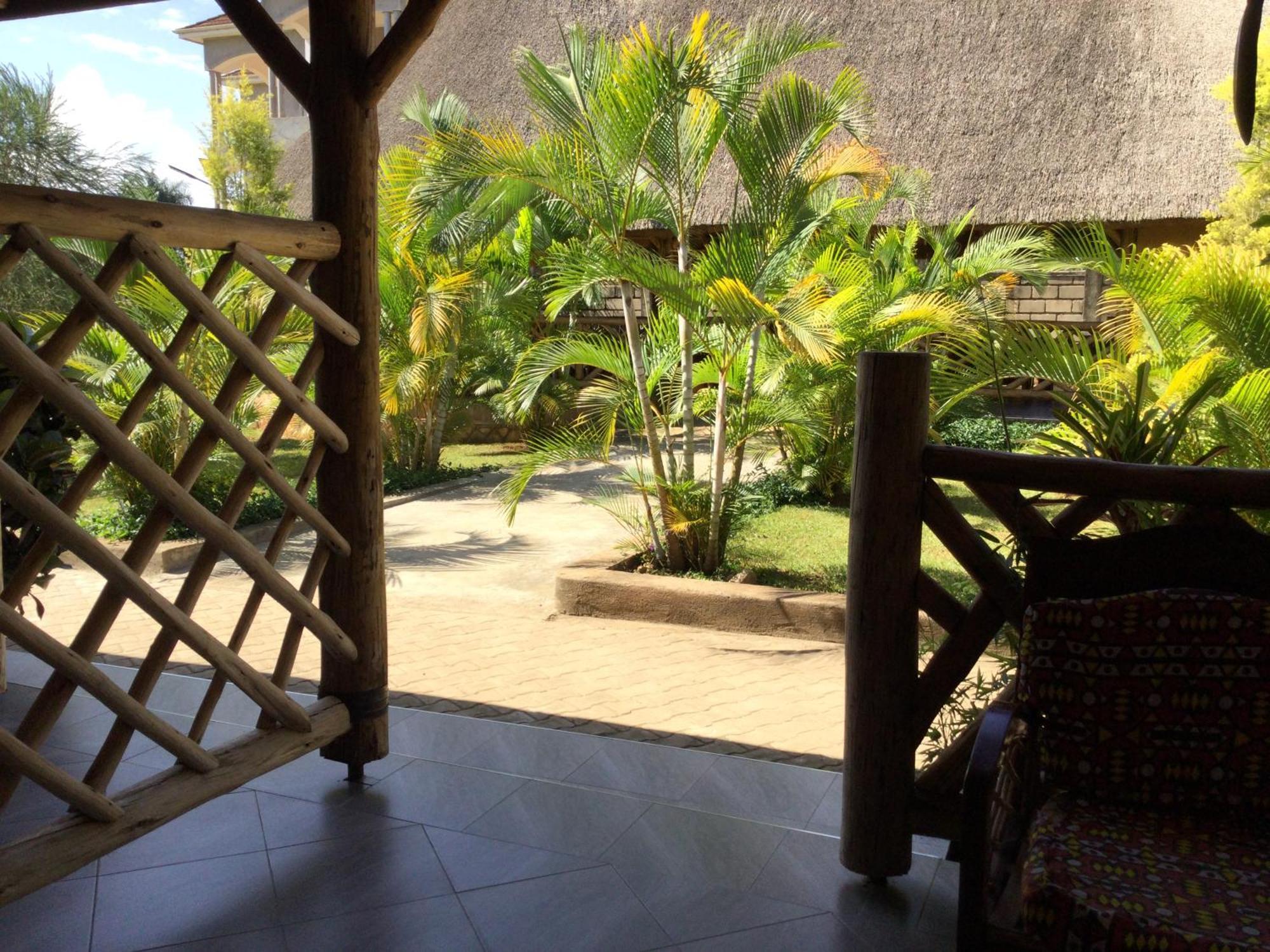 African Roots Guesthouse אנטבה מראה חיצוני תמונה