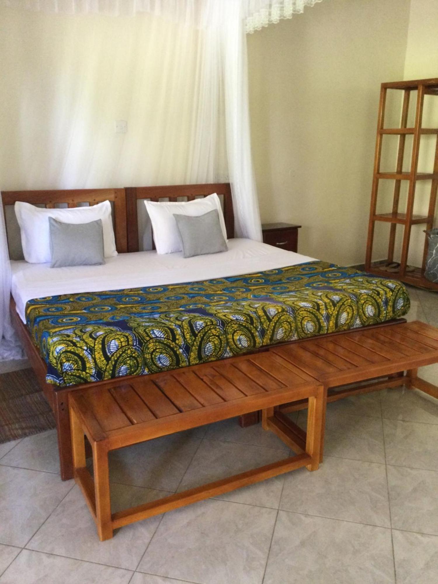African Roots Guesthouse אנטבה מראה חיצוני תמונה