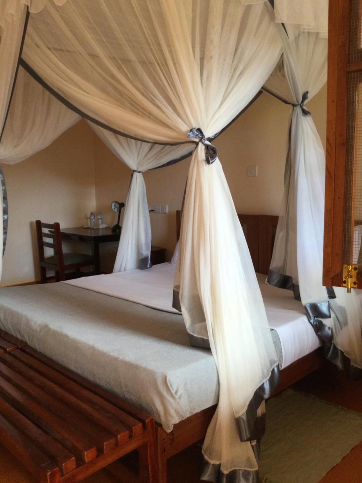 African Roots Guesthouse אנטבה מראה חיצוני תמונה