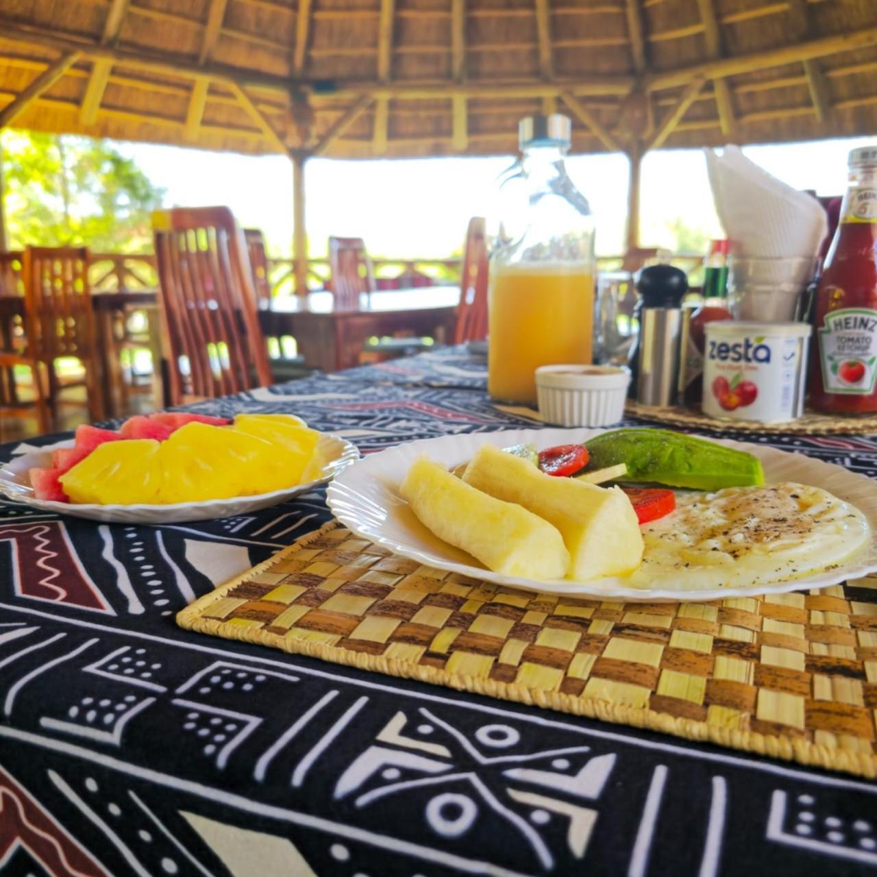 African Roots Guesthouse אנטבה מראה חיצוני תמונה