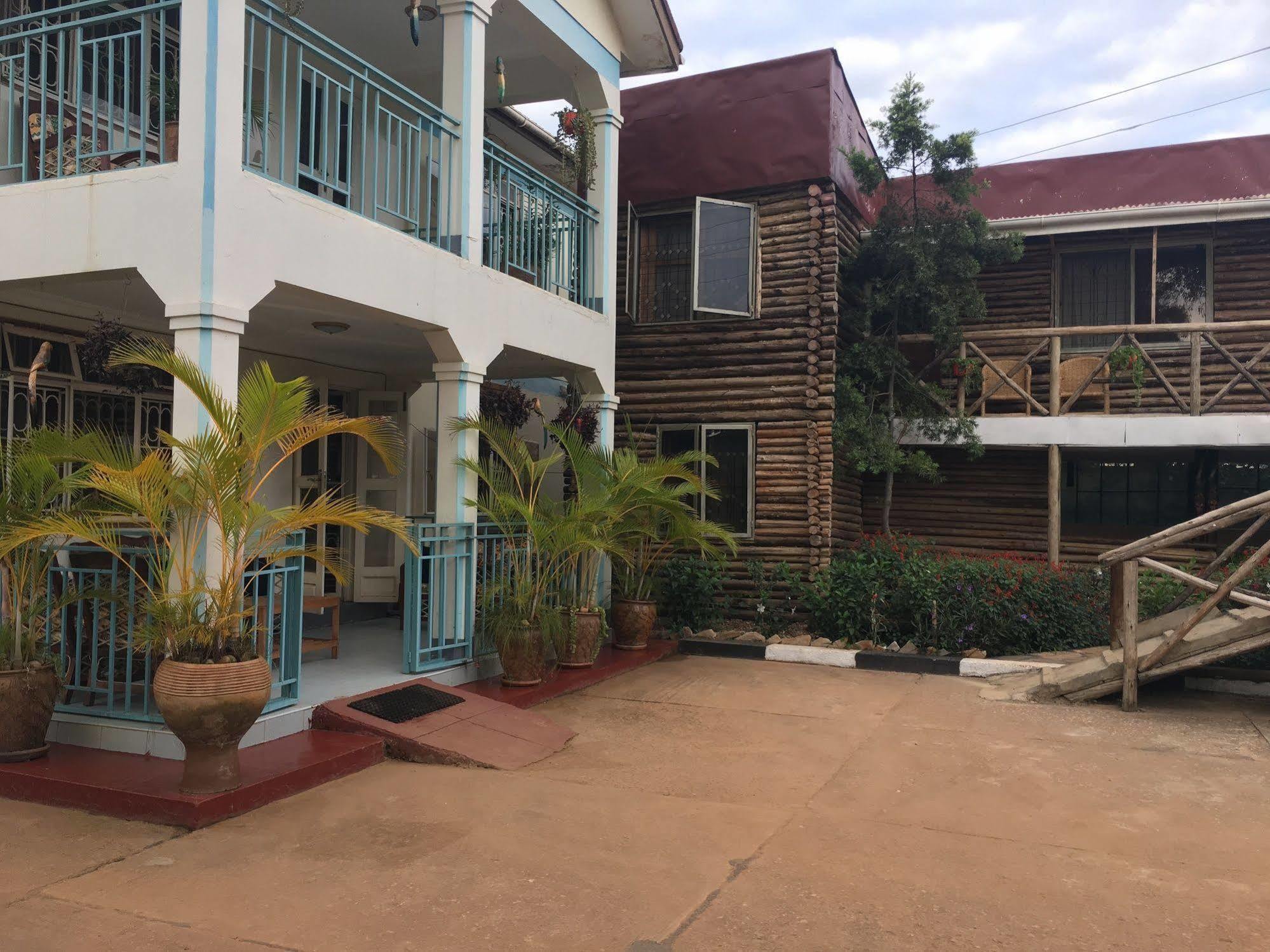 African Roots Guesthouse אנטבה מראה חיצוני תמונה