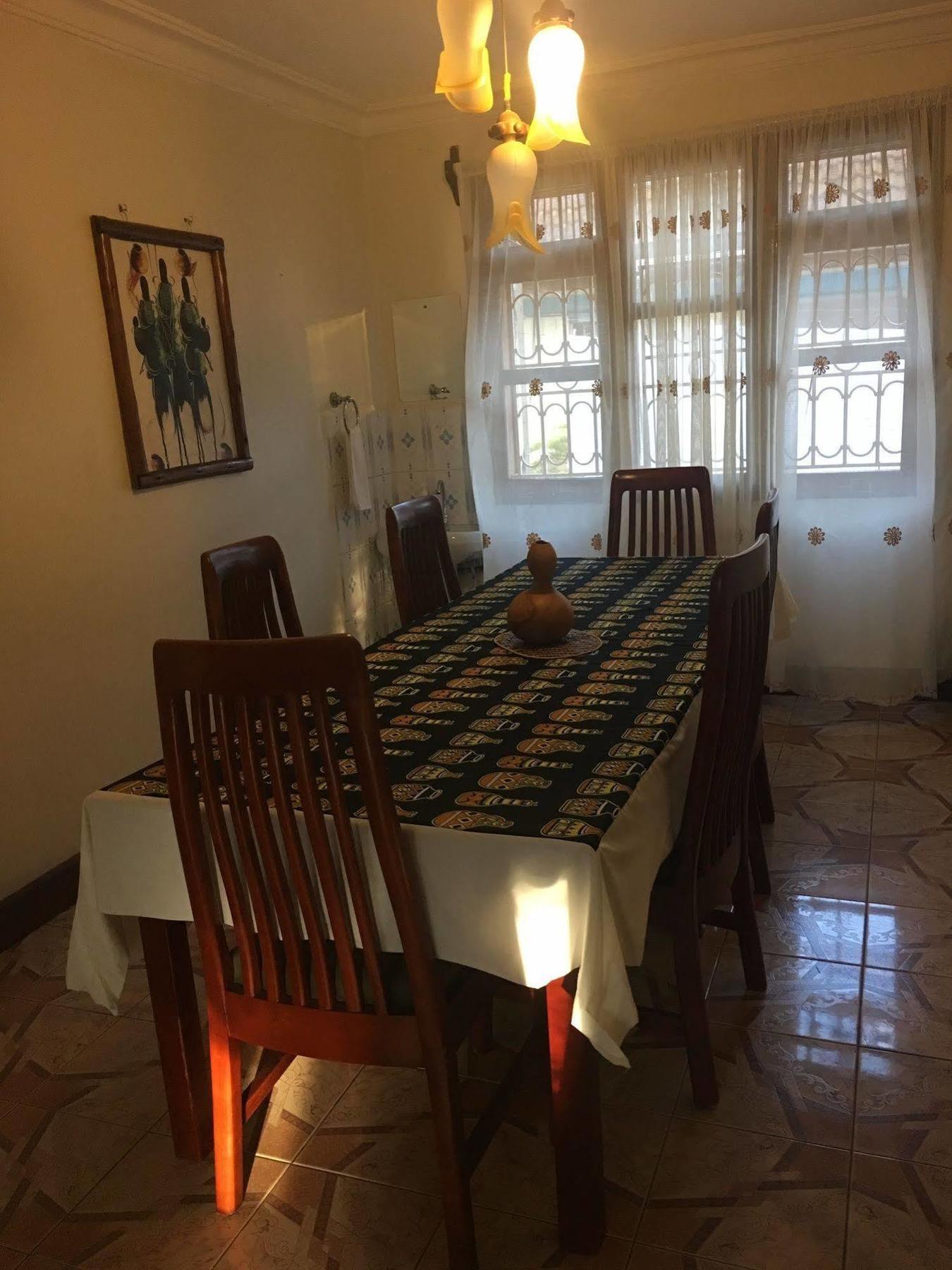 African Roots Guesthouse אנטבה מראה חיצוני תמונה