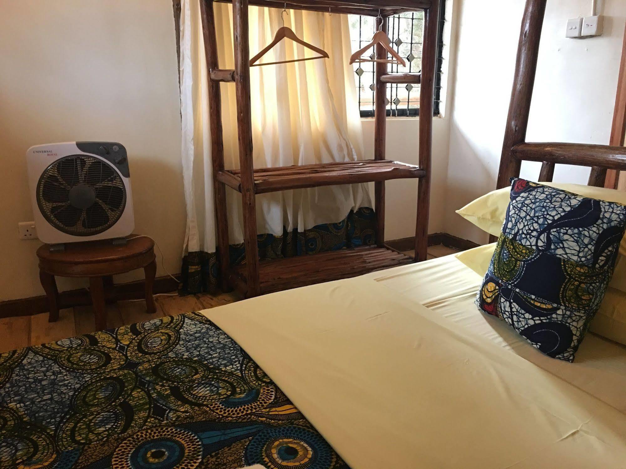 African Roots Guesthouse אנטבה מראה חיצוני תמונה