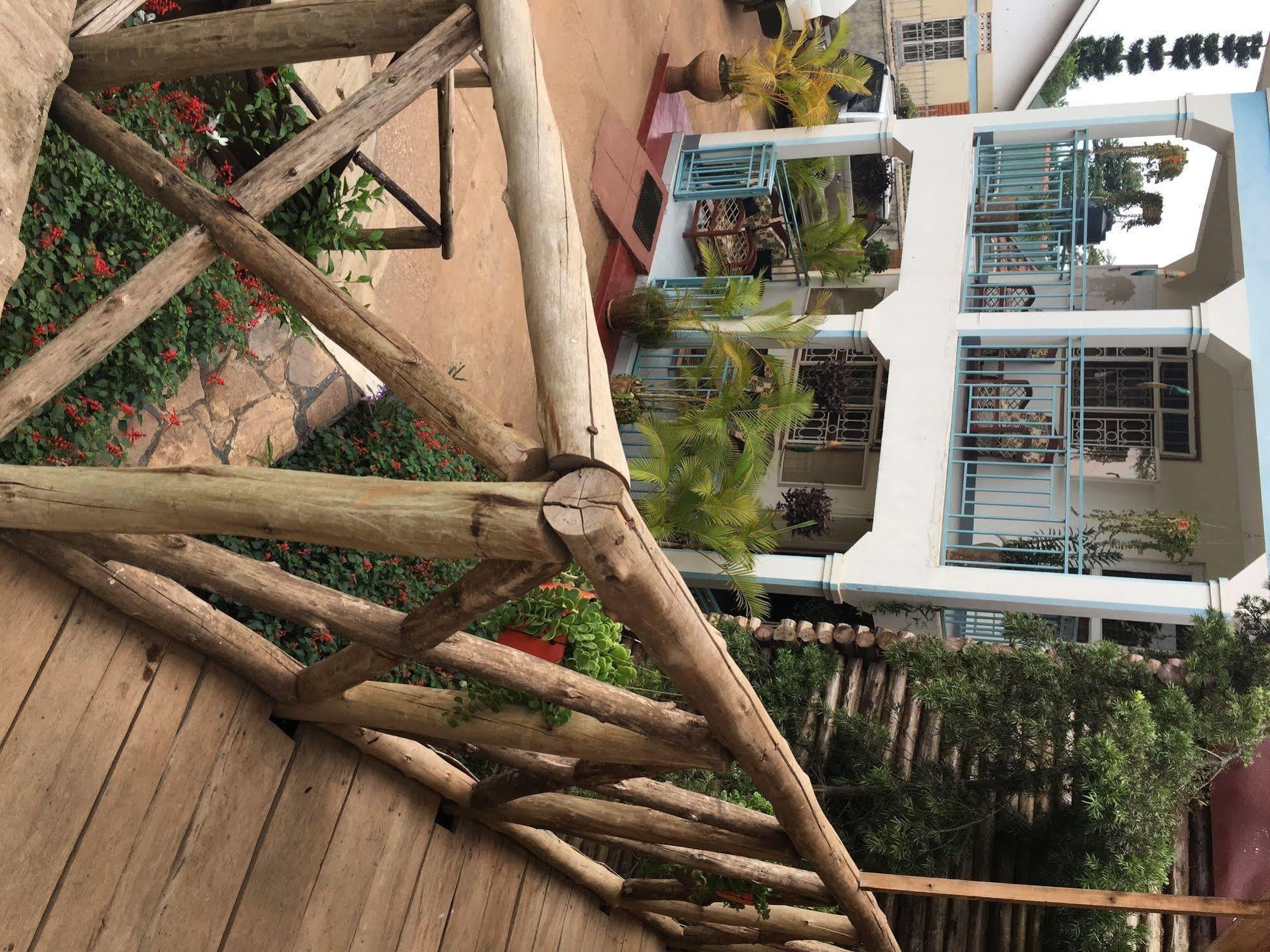 African Roots Guesthouse אנטבה מראה חיצוני תמונה
