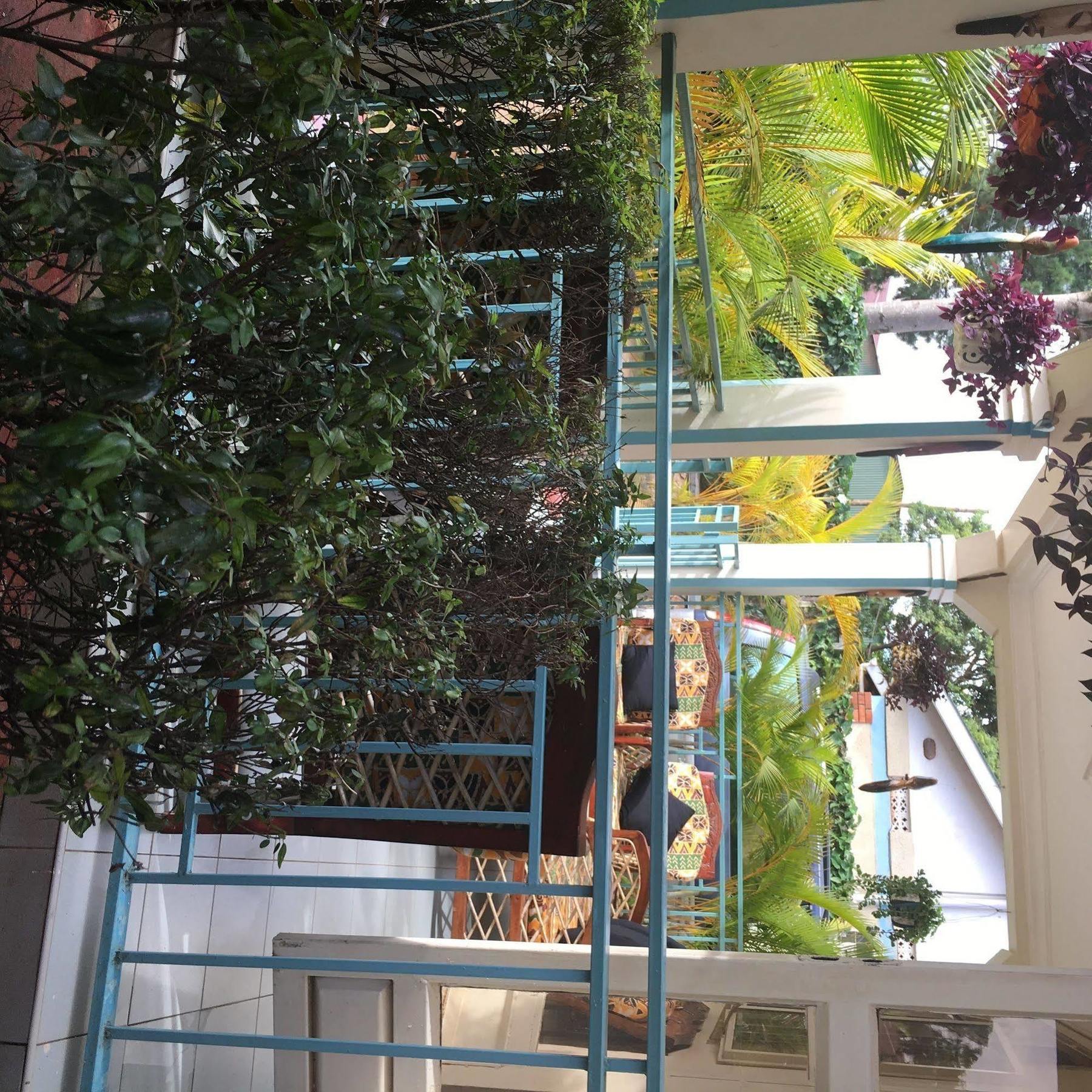 African Roots Guesthouse אנטבה מראה חיצוני תמונה